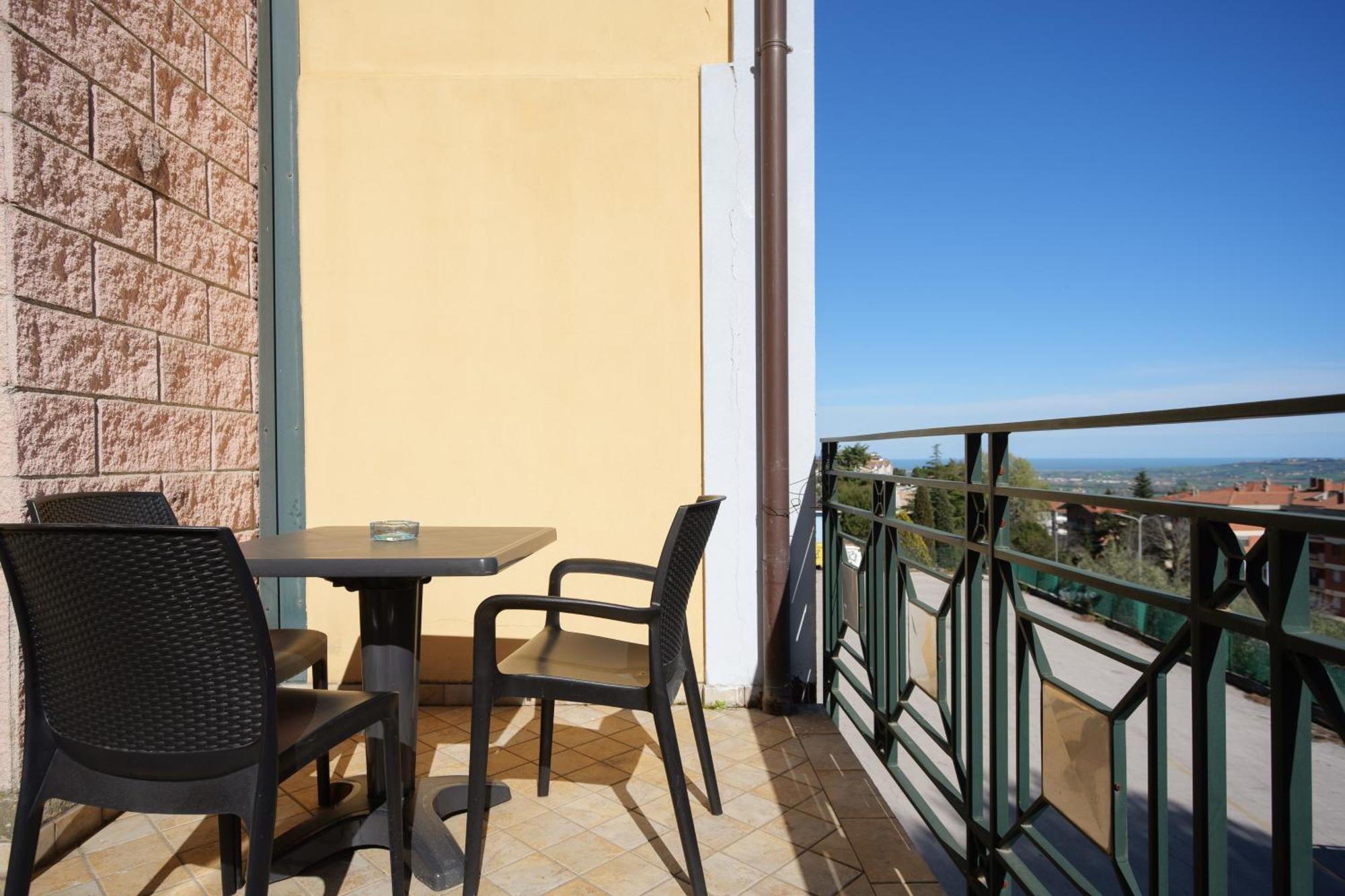 Hotel Ristorante Da Tonino Реканати Екстериор снимка